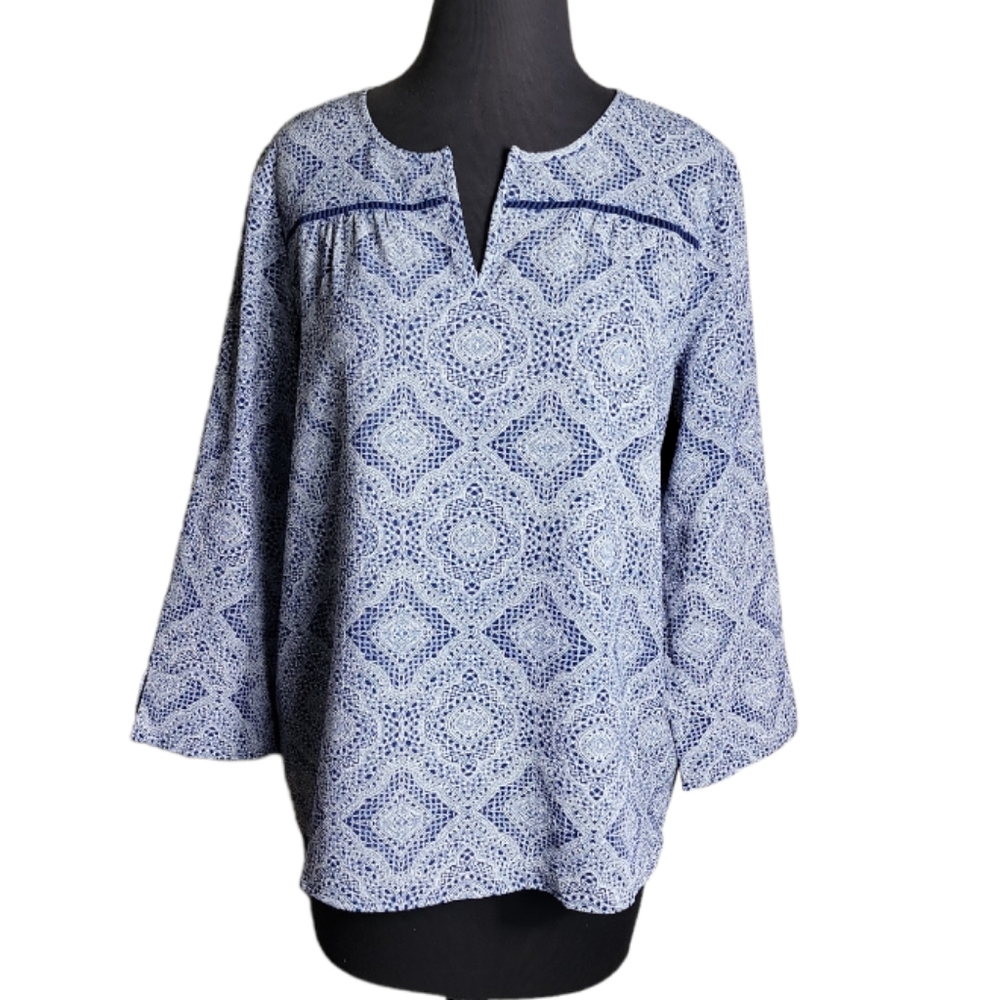 Fever blue white mosaic print split neck 3/4 sleeve top women's size medium